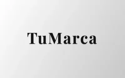 Estilo casa en blanco y negro. Letra estilo Chanel: palo muy espaciado, negro sobre blanco. Sin doble ce.