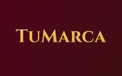 Estilo dorada y roja. Letra estilo amazona: serifa de oro y rojo. Sin tiara.